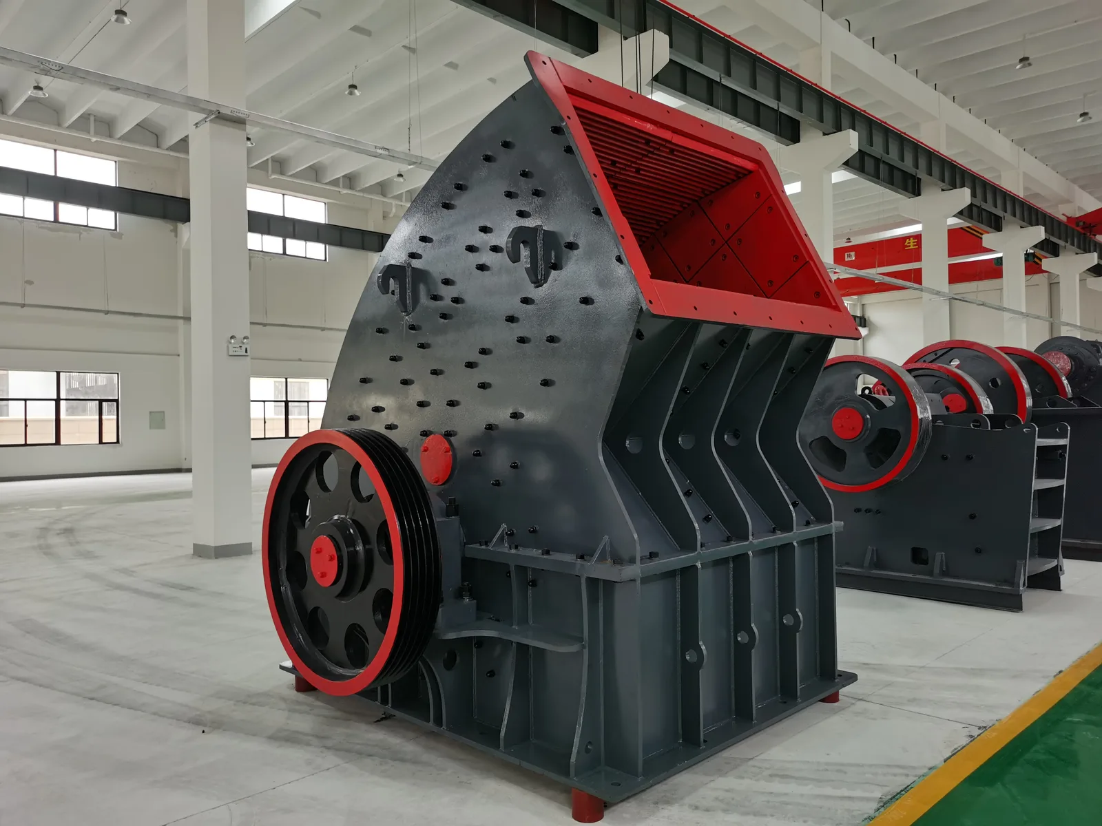 Heavy-duty black and red hammer crusher for larger feed and higher throughput
